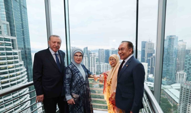 Cumhurbaşkanı Erdoğan'dan Malezya'da Petronas İkiz Kuleleri'ne ziyaret