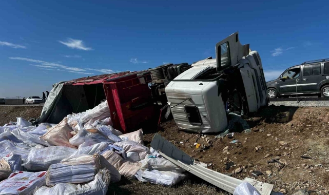 Çuval yüklü tır devrildi, 2 yaralı