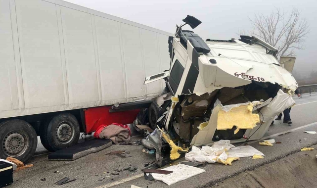 D100'de bariyerlere çarpan tırın sürücüsü yaralandı, trafik felç oldu