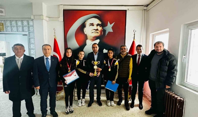 Dart takımı şampiyonlarından Kaymakam Partal'a ziyaret