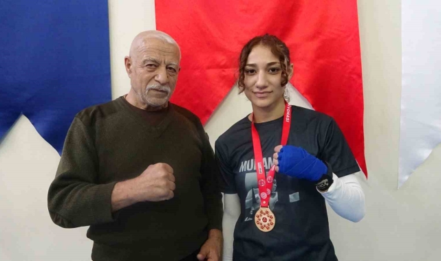 Dedesi torununa antrenörlük yaptı, kickboks sporcusu kadın Türkiye şampiyonu oldu