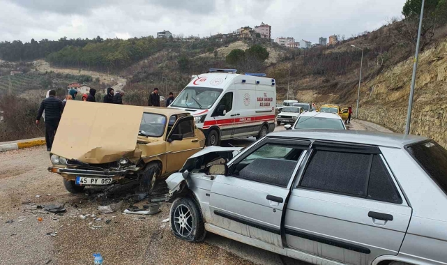 Demirci'de iki otomobil çarpıştı: 3 kişi yaralandı