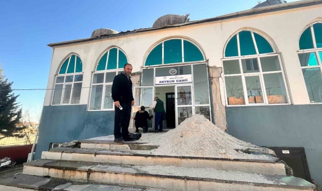 Depremde hasar gören camii yeniden ibadete açılmayı bekliyor