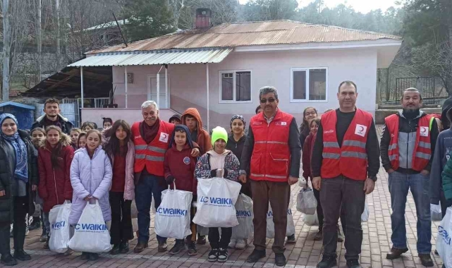 Depremzede öğrencilere kış desteği