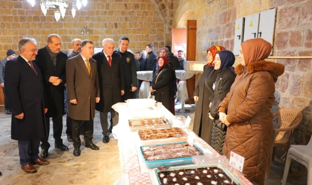Depremzedelere yönelik Bayburt'ta açılan hayır çarşısına yoğun ilgi