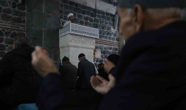 Diyarbakır'da depremde hayatını kaybedenler için Mevlid-i Şerif okundu