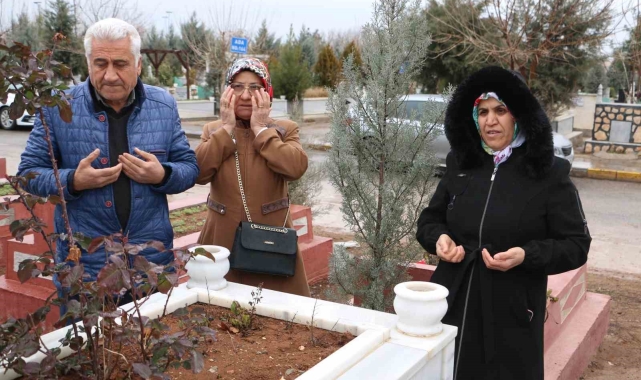 Diyarbakır'da depremde hayatını kaybedenler kabirleri başında anıldı
