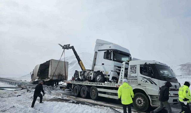 Doğubayazıt-Iğdır kara yolunda cam yüklü tır kaza yaptı