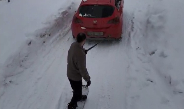 Doktordan karla kaplı sokaklarda 'snowboard' gösterisi