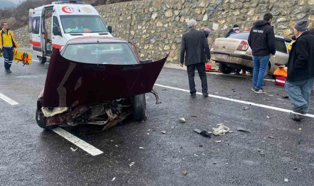 Domaniç'te trafik kazası: 3 yaralı