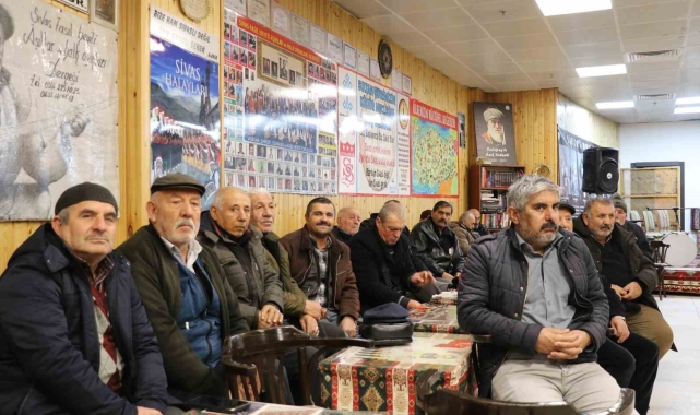 Dudakların arasına iğne koyuyor, dakikalarca sözlü atışıyorlar