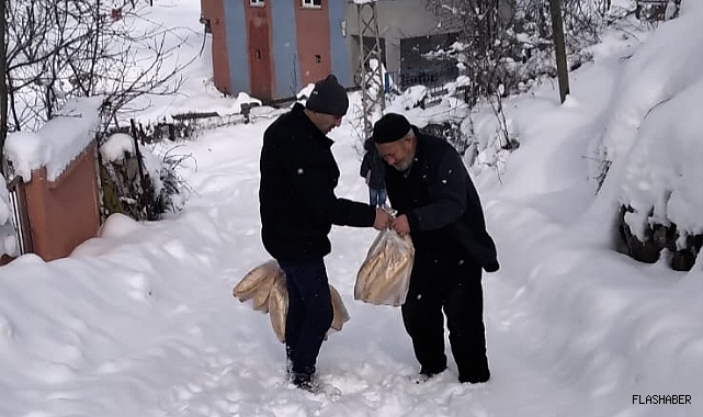 Durağan'da köy muhtarından köylülere gıda desteği