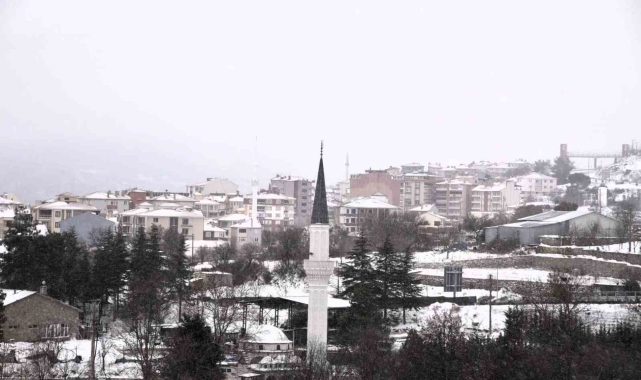 Dursunbey ilçesi beyaza büründü