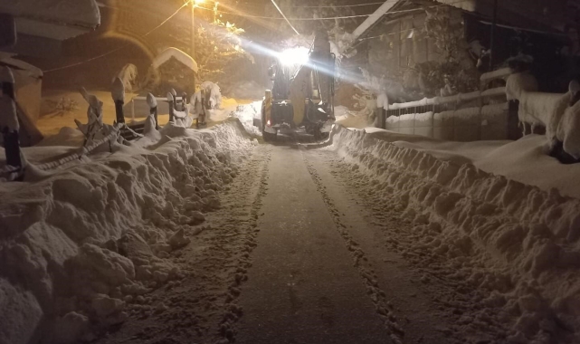 Düzce'de kardan kapanan yollar açılıyor