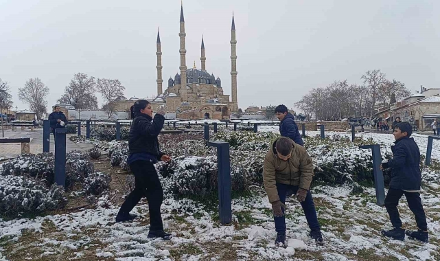 Edirne beyaza büründü, çocuklar karın tadını çıkardı
