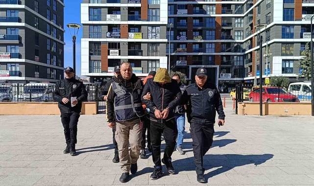 Edirne&#039;de dolandırıcılık operasyonu: 24 sahte altın ve 52 bin TL ele geçirildi