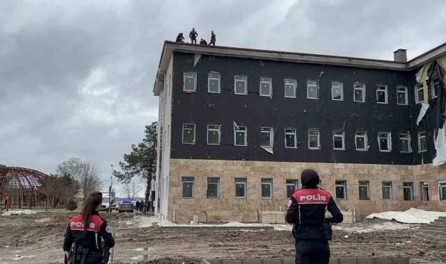 Edirne'de parasını alamayan işçi çatıdan atlamak istedi, uzun uğraşlar sonucu ikna edildi