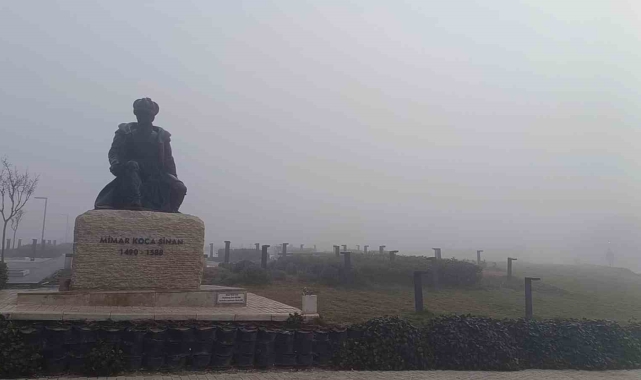Edirne'de sis etkili oldu: Görüş mesafesi 50 metrenin altına düştü