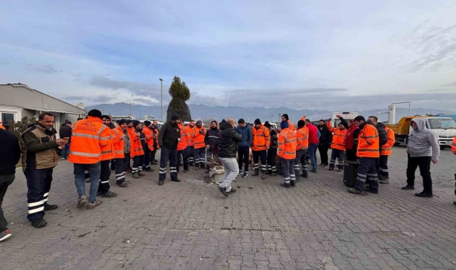 Efeler Belediyesi şirket çalışanları maaşlarının eksik ödendiği gerekçesiyle iş bıraktı