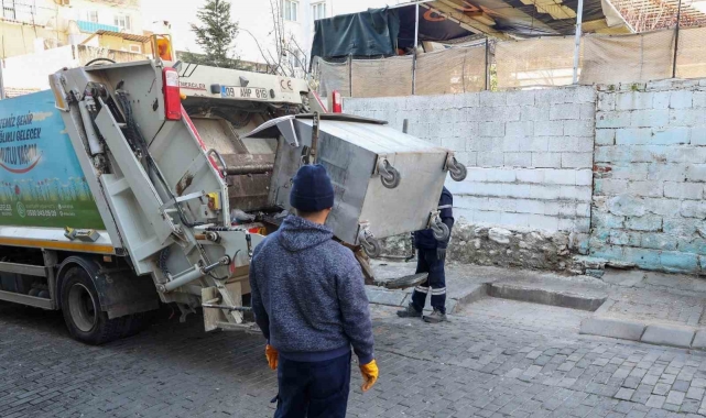 Efeler'de belediye ekiplerince temizlik aksamıyor
