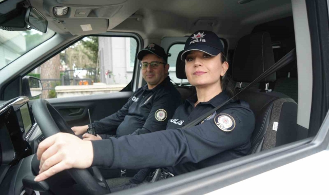 Ekip aracı kullanan kadın polis memuru suçlulara göz açtırmıyor