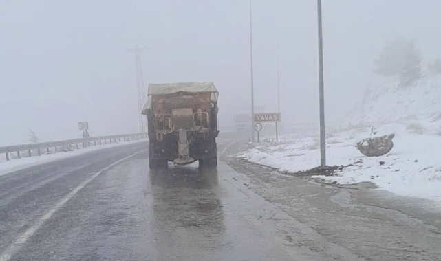 Elazığ Belediyesi karla mücadele çalışmalarına aralıksız devam ediyor