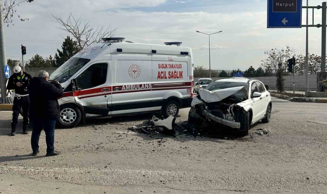 Elazığ'da ambulans ile otomobil çarpıştı: 2 yaralı
