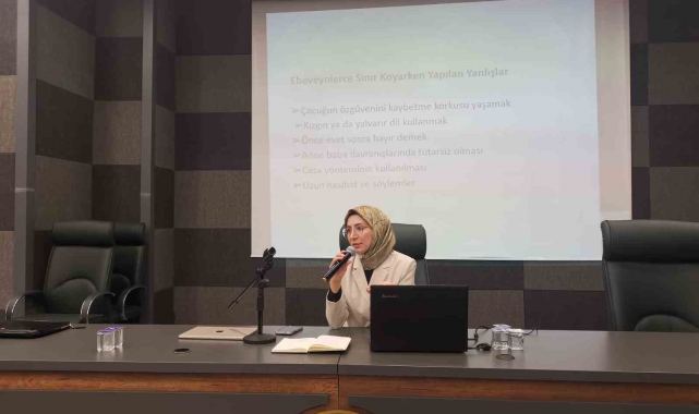 Elazığ'da bayan Kur'an kursu öğreticilerine konferans