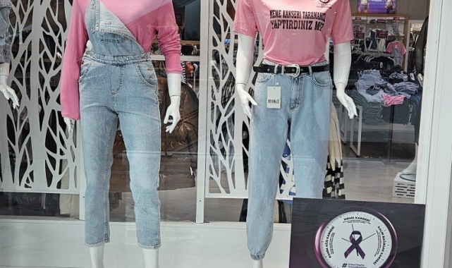 Elazığ'da kanser farkındalığı yazılı tişörtler vitrinlerde