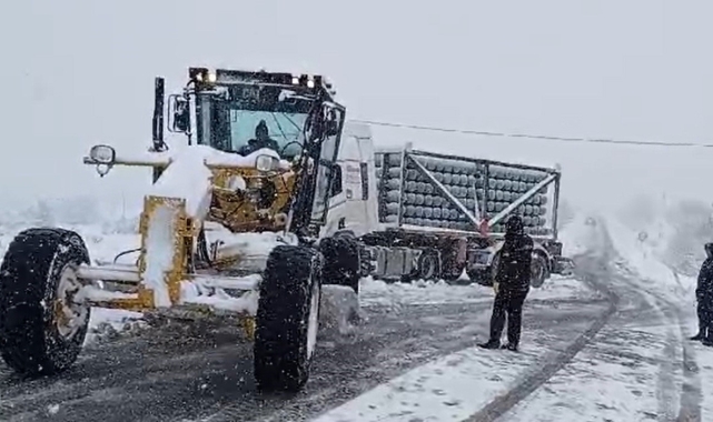 Elazığ'da kar yağışında yolda kalan tırlar, ekipler tarafından kurtarıldı