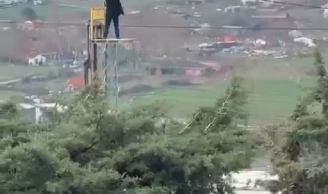 Elektrik tellerinin arızalı olduğunu düşünerek forkliftle tırmandığı direkte onarım yapmaya çalıştı