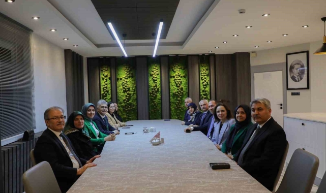 Emekli olan il müdürlerine veda yemeği