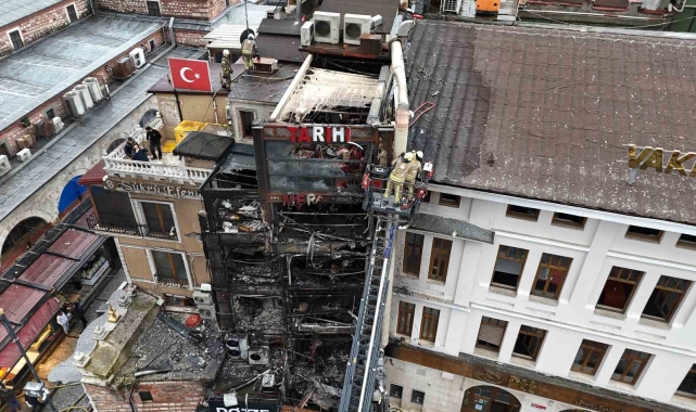 Eminönü'nde 5 katlı restoran alevlere teslim oldu