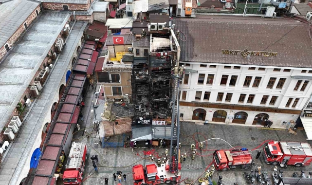 Eminönü'nde çıkan yangında kullanılamaz hale gelen restoran havadan görüntülendi