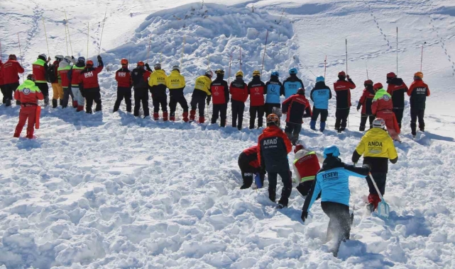 Erciyes'te gerçeği aratmayan çığ tatbikatı