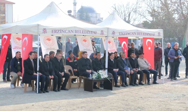 Erzincan&#039;da 66 yetiştiriciye hayvan çadırı teslim edildi