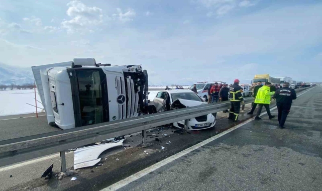 Erzincan'da tır ile otomobil çarpıştı: 3 yaralı