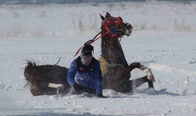 Erzurum'daki at yarışları yürekleri ağızlara getirdi