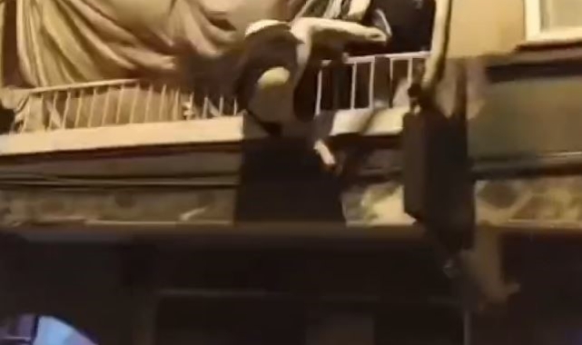 Esenler'deki yangında balkondan böyle atladılar