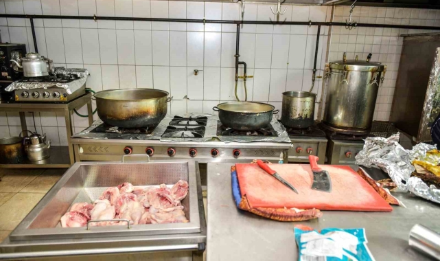 Esenyurt'ta halk sağlığını tehdit eden restoran mühürlendi