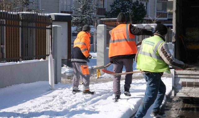 Esenyurt&#039;ta karla mücadele sürüyor