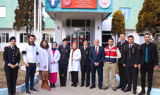 Eskişehir İl Jandarma Komutanlığı'ndan huzurevine anlamlı ziyaret
