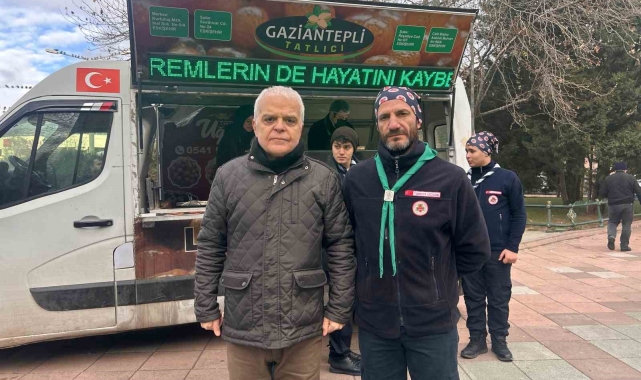 Eskişehir'de depremde hayatını kaybeden vatandaşlar için farklı yerlerde lokma dağıtıldı