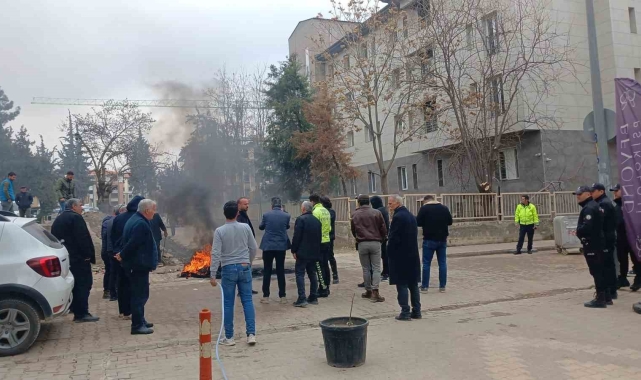 Esnaflar daralan yol için eylem yaptı