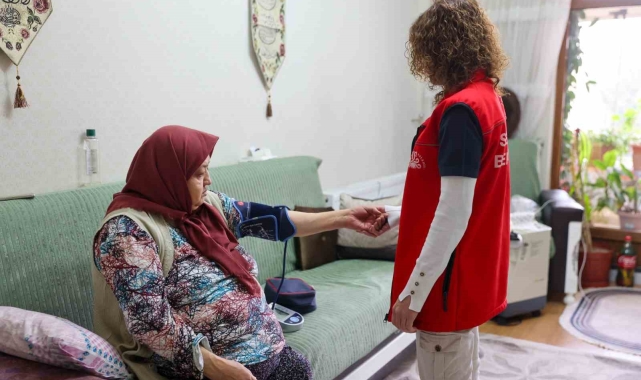 Evde yaşlı bakım hizmeti yüzlerde tebessüm olmayı sürdürüyor