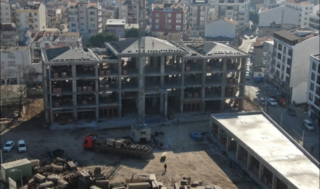 Ezine Kent Meydanı Projesi inşaatı hızla yükseliyor