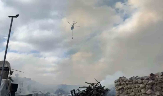 Fabrika yangınına helikopterlerle havadan müdahale başladı