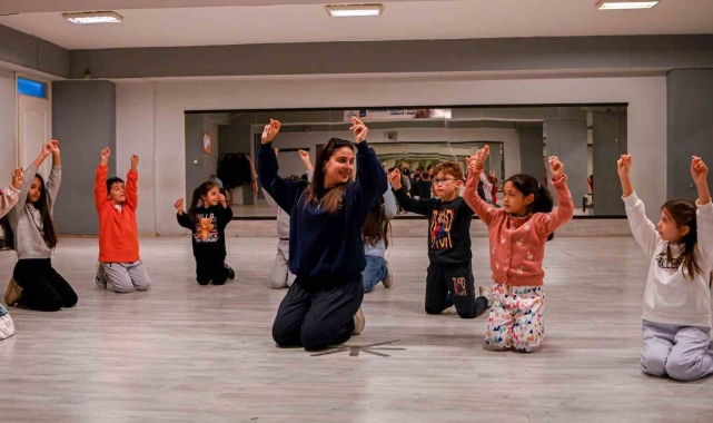 Farklı yörelere ait halk dansları Kuşadası'nda yaşatılıyor