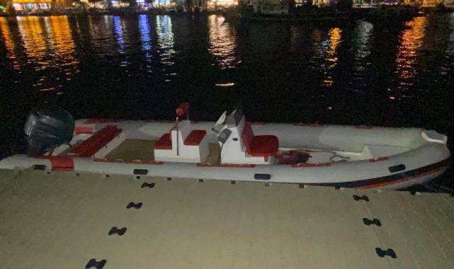 Foça'da sahipsiz lastik bot bulundu