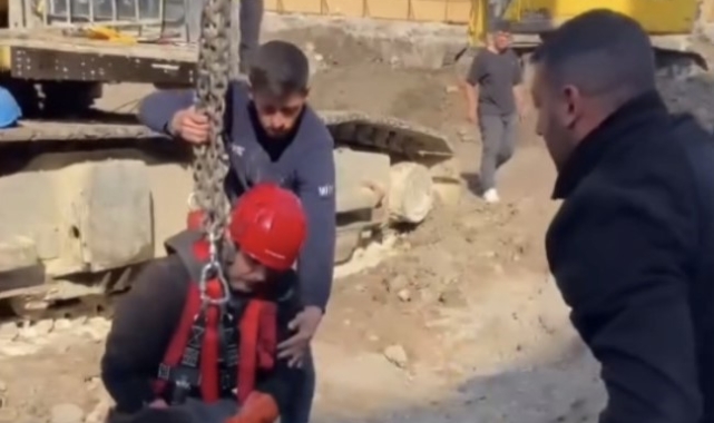 Fore kazık kuyusuna düşen kedi itfaiye ekipleri tarafından kurtarıldı